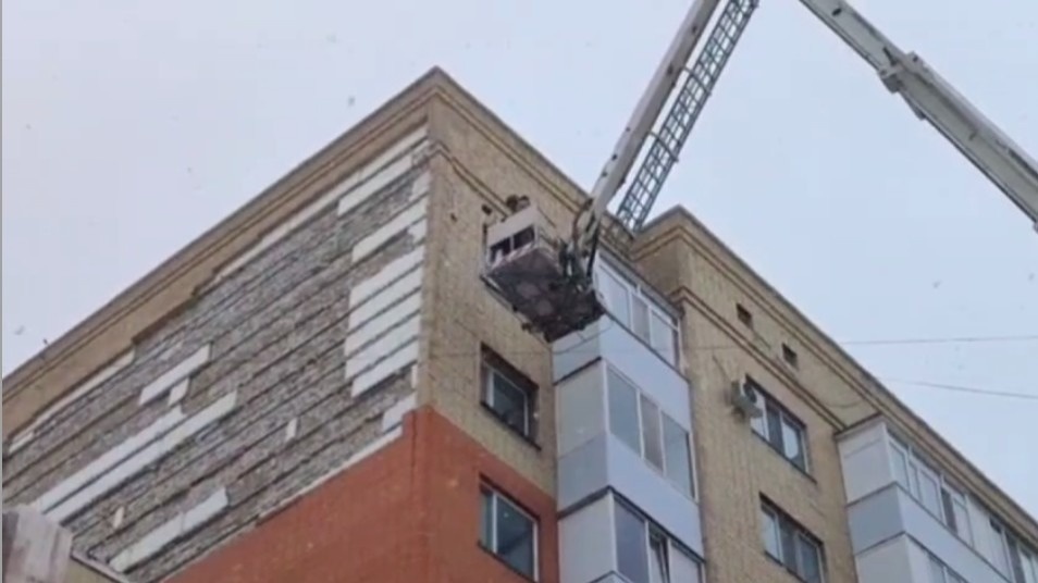 Спасатели опровергли слухи о бездействии при обрушении облицовки ЖК в Астане