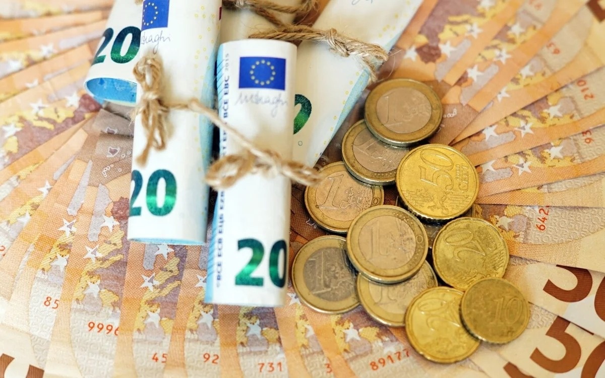 Курс доллара снизился до 523 тенге