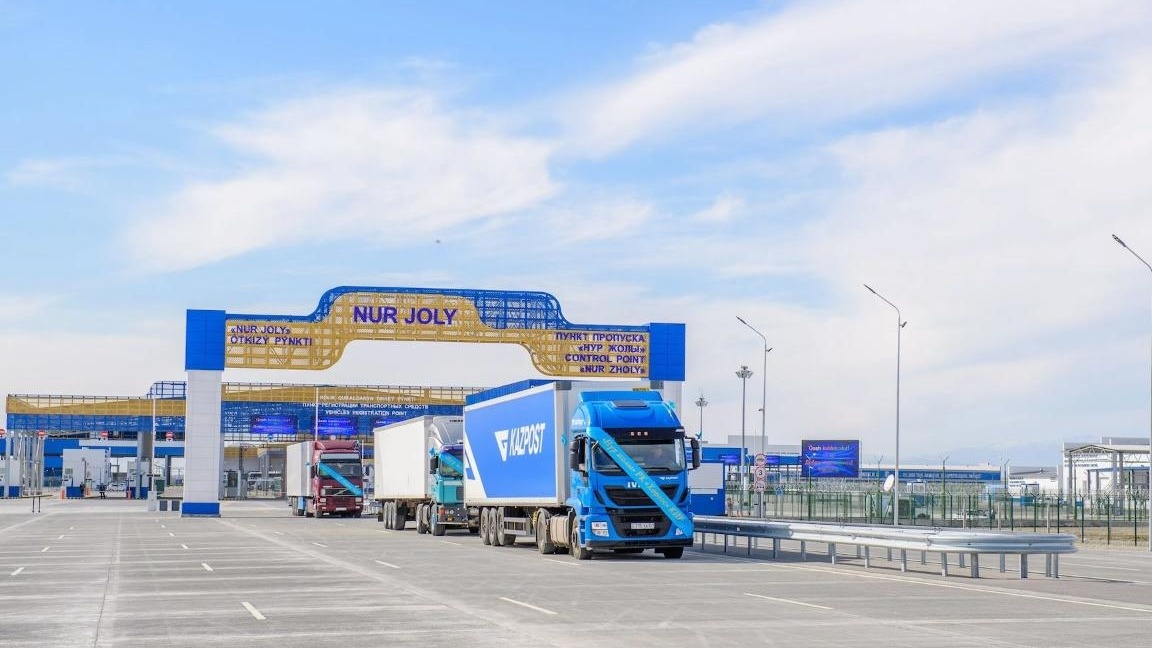 Около 1500 грузовых авто скопились на границе Казахстана и Китая