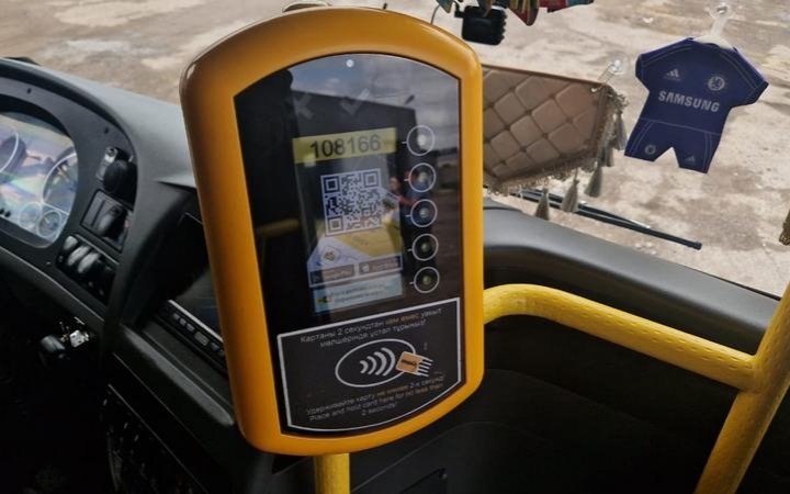 Пассажиры жалуются на двойную оплату в автобусах Шымкента
