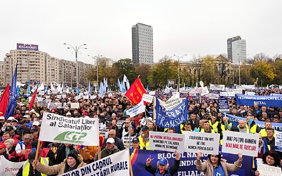 Тысячи людей вышли на улицы Бухареста с требованием повысить зарплаты