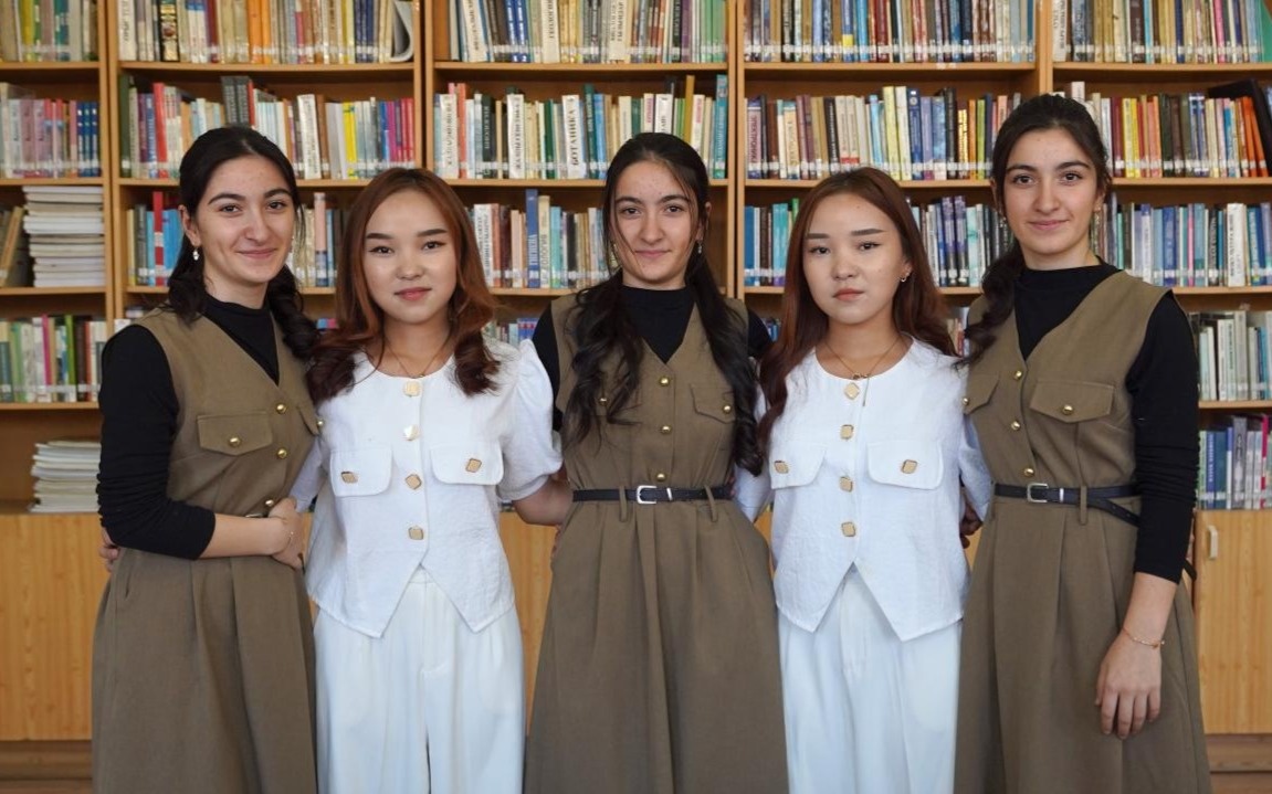 Международные студенты — тройняшки и двойняшки — осваивают казахский язык в Туркестане