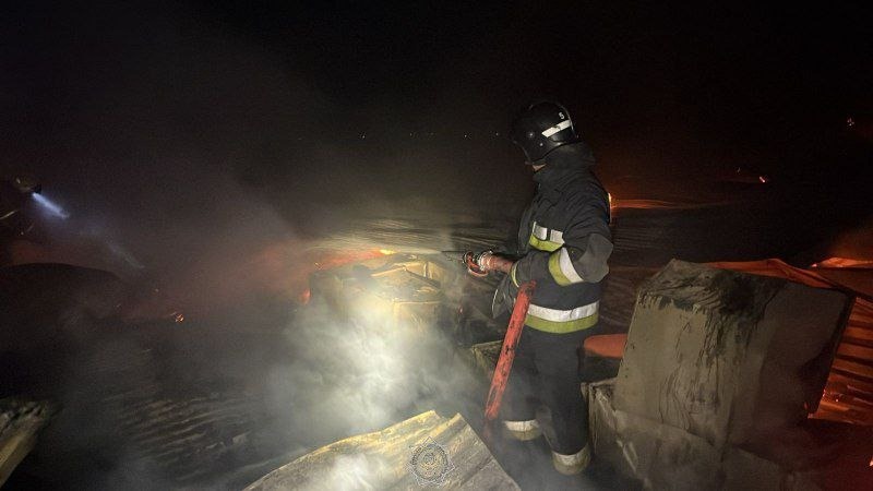 Огнеборцы ликвидировали пожар на складе в Алматинской области
