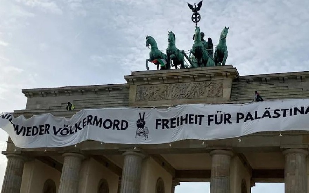 Активисты вывесили баннер «Свободу Палестине» на Бранденбургских воротах