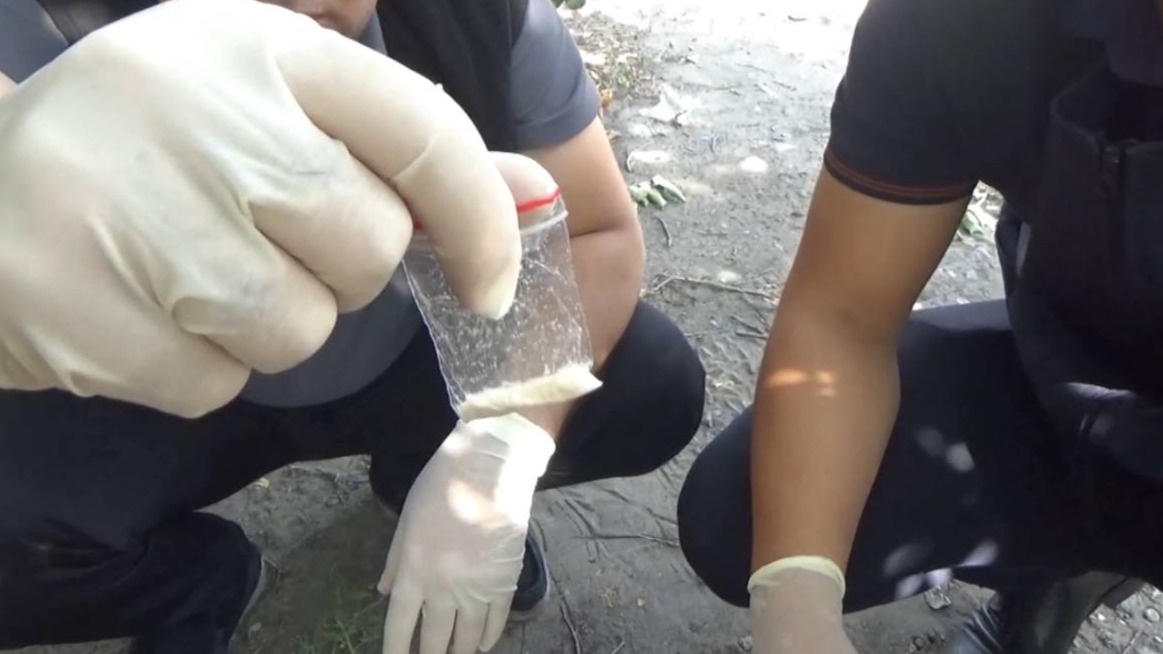 Более 180 пакетов с порошком изъяли у 19-летнего наркокурьера в Семее