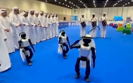 Танцующие эмиратский танец роботы набирают популярность в сети