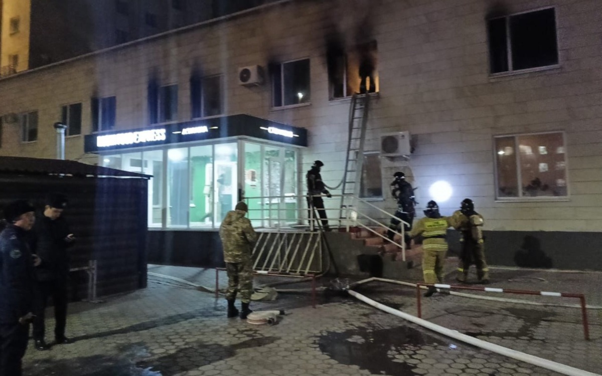 150 человек эвакуировались из кафе и гостиницы при пожаре в Кокшетау