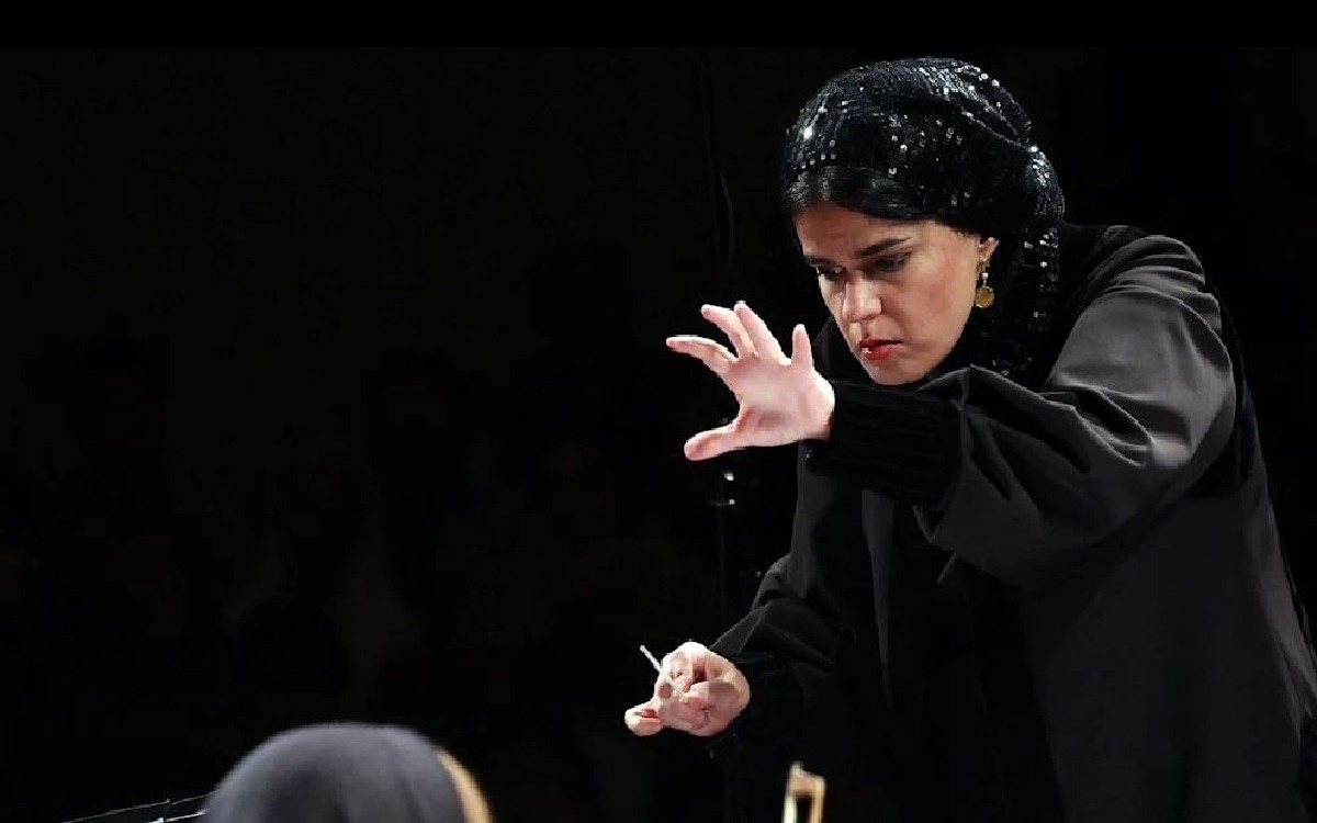 46 лет спустя женщина стала дирижером симфонического оркестра в Иране