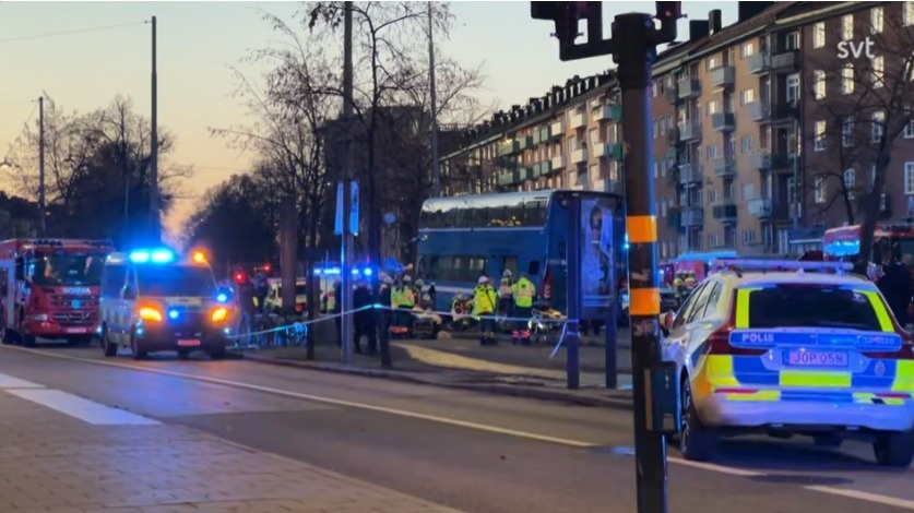 Двухэтажный автобус врезался в остановку в Стокгольме: есть жертвы