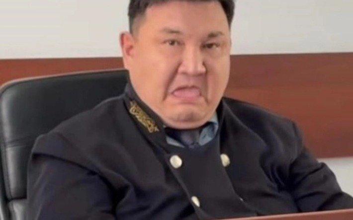 Какое решение приняло Судебное жюри по делу судьи Карабаева, показавшего язык