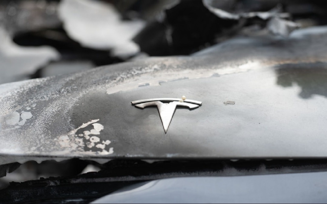 Десятки электрокаров Tesla сгорели при пожаре во Франции