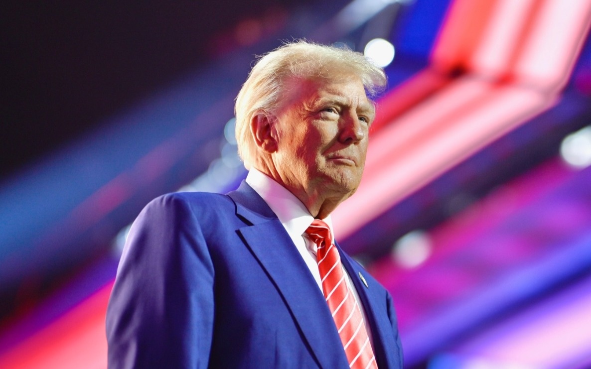 Президент США заявил, что телекомпания NBC должна уволить ведущего Сета Майерса