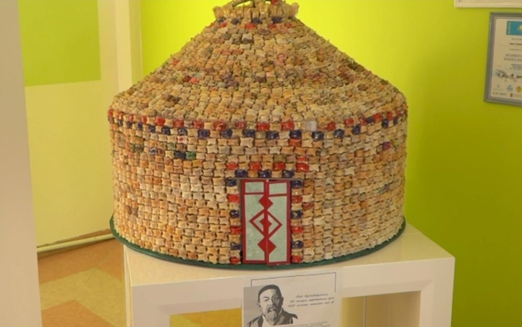 Школьники из Актобе сделали макет юрты из 4 тысяч асыков