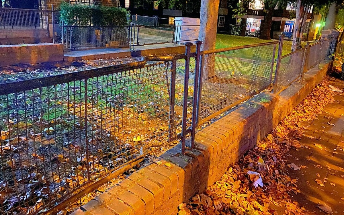 Заборы из носилок времен Второй мировой войны до сих пор сохранились в Лондоне