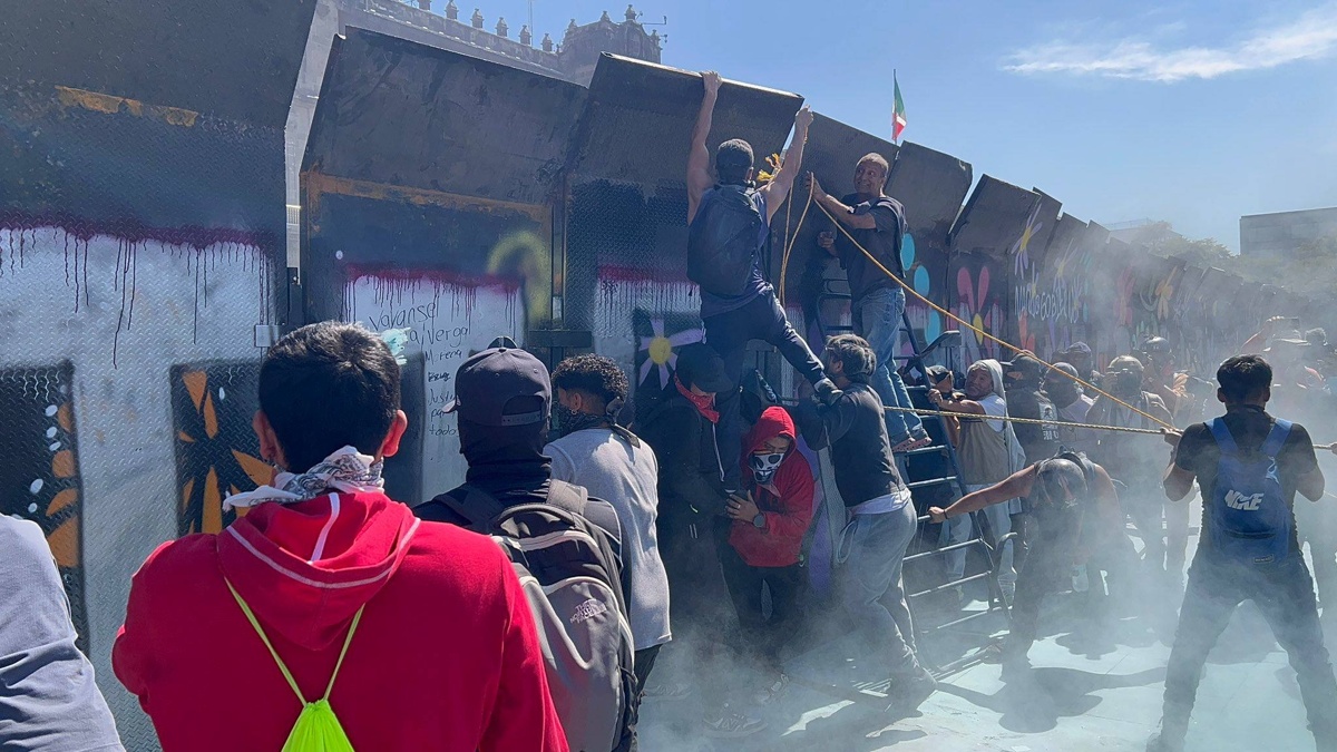 Тысячи людей вышли на акцию протеста в Мексике