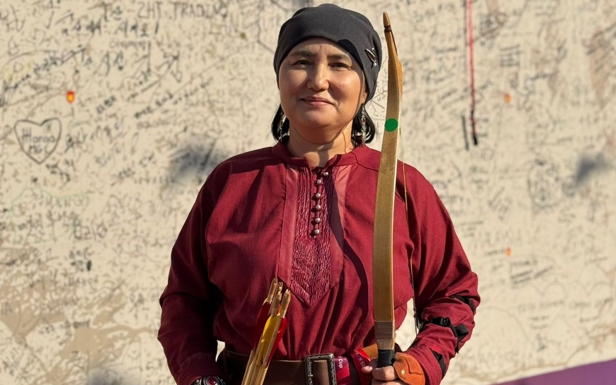 Учитель с 30-летним стажем из ВКО за год стала лучшей лучницей мира