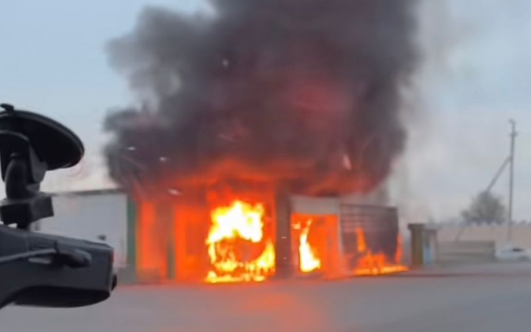 АЗС охватило пламенем после возгорания грузовика в Туркестанской области