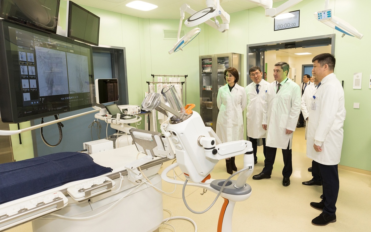 Олжас Бектенов поручил обеспечить доступность передовых методов лечения для онкопациентов