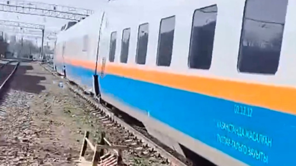 Автомобиль протаранил вагон поезда Алматы — Шымкент на переезде