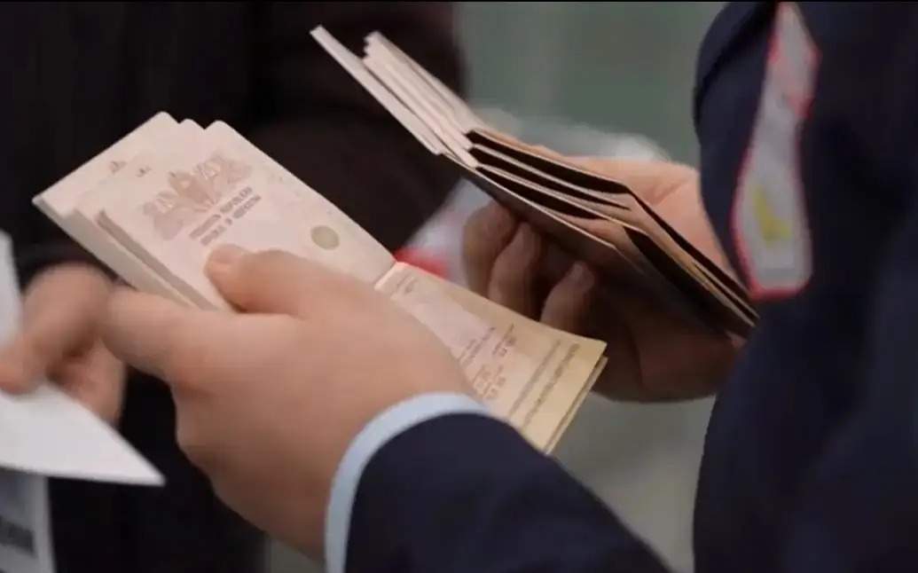 Иностранца депортировали за неоднократное мошенничество в Таразе