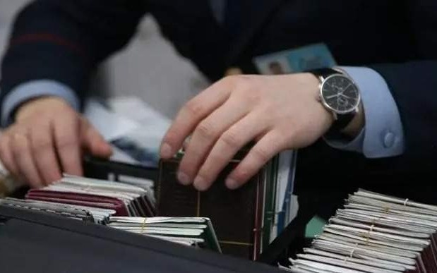 Власти Великобритании могут начать изымать ювелирные украшения у мигрантов