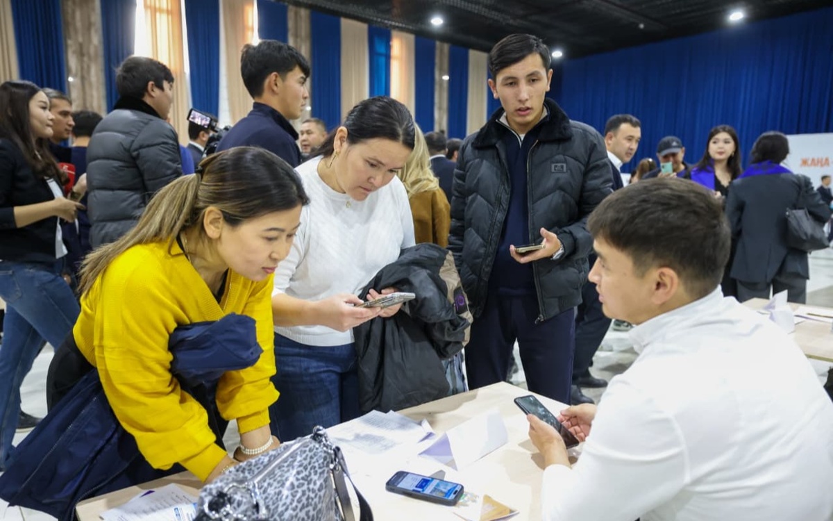 Две тысячи вакансий предложено на ярмарке труда в Шымкенте