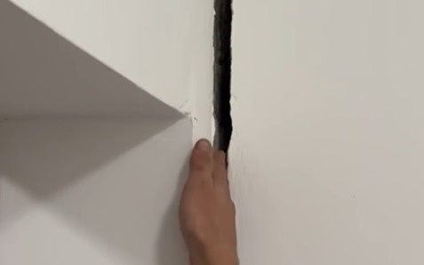 Стена трещит: дом для пострадавших от паводка в Петропавловске рушится