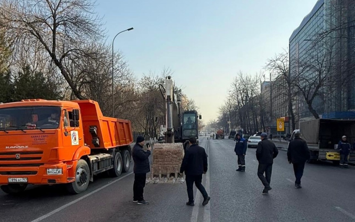 Центр Шымкента частично перекрыли из-за аварии на тепломагистрали