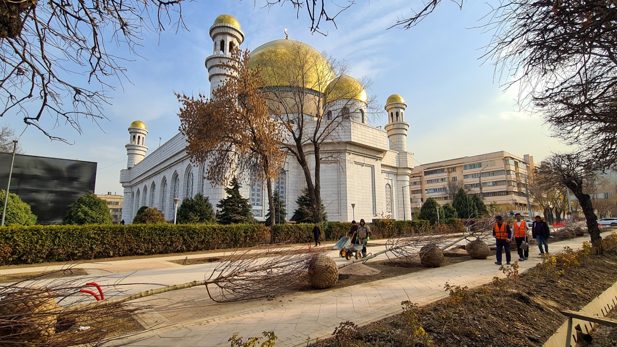 От дороги к аллее: как меняется улица Пушкина в центре Алматы