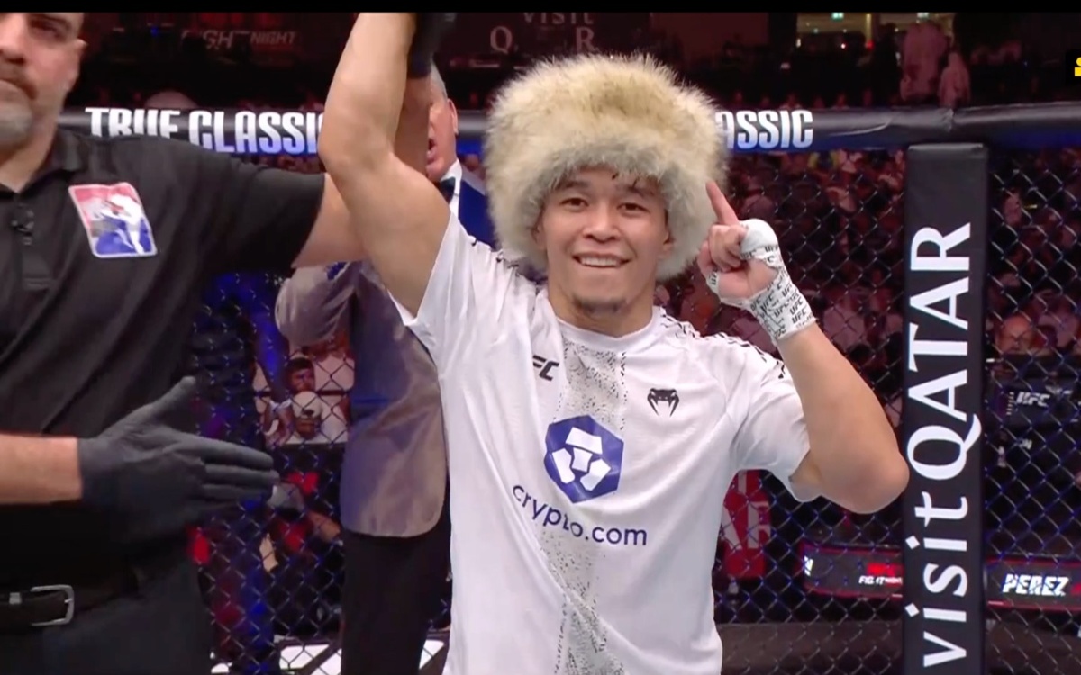 Асу Алмабаев задушил соперника и одержал победу на турнире UFC