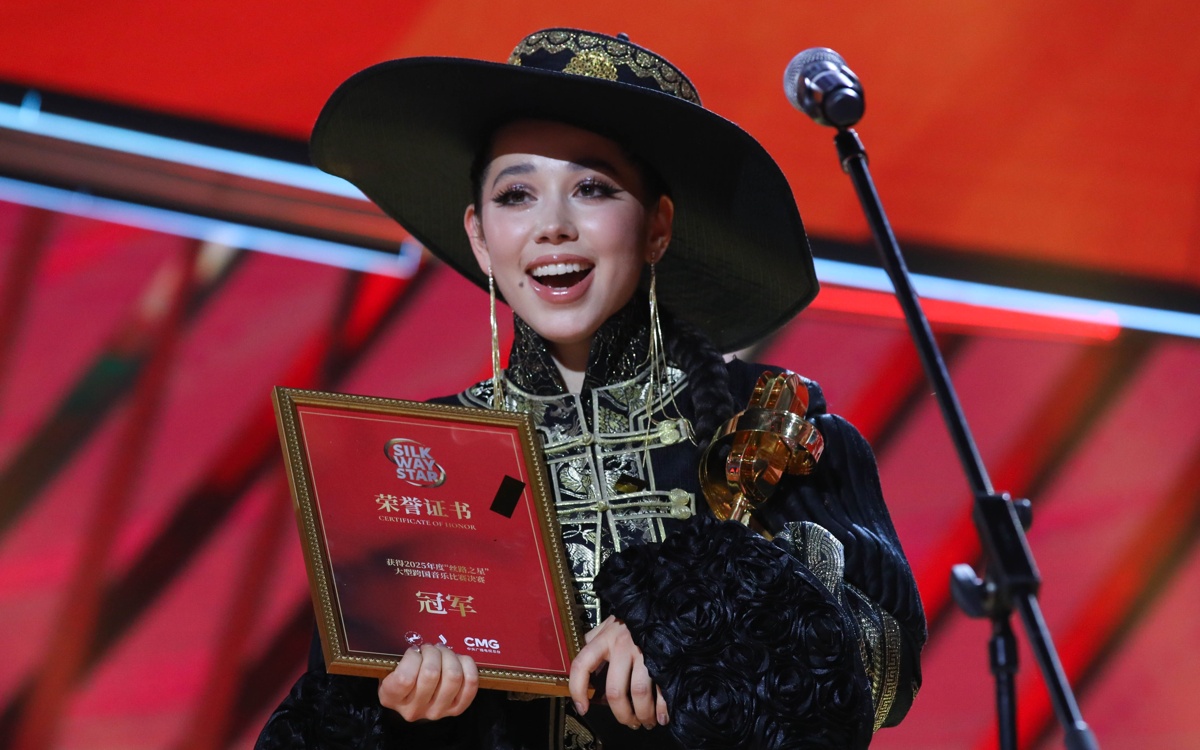 В Астане выбрали победителя Silk Way Star: награду финалисту вручил Димаш Кудайберген