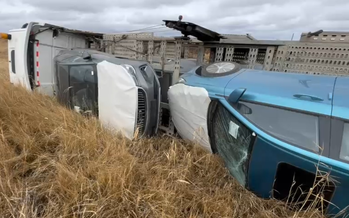 Автовоз с восьмью новыми авто перевернулся в Акмолинской области