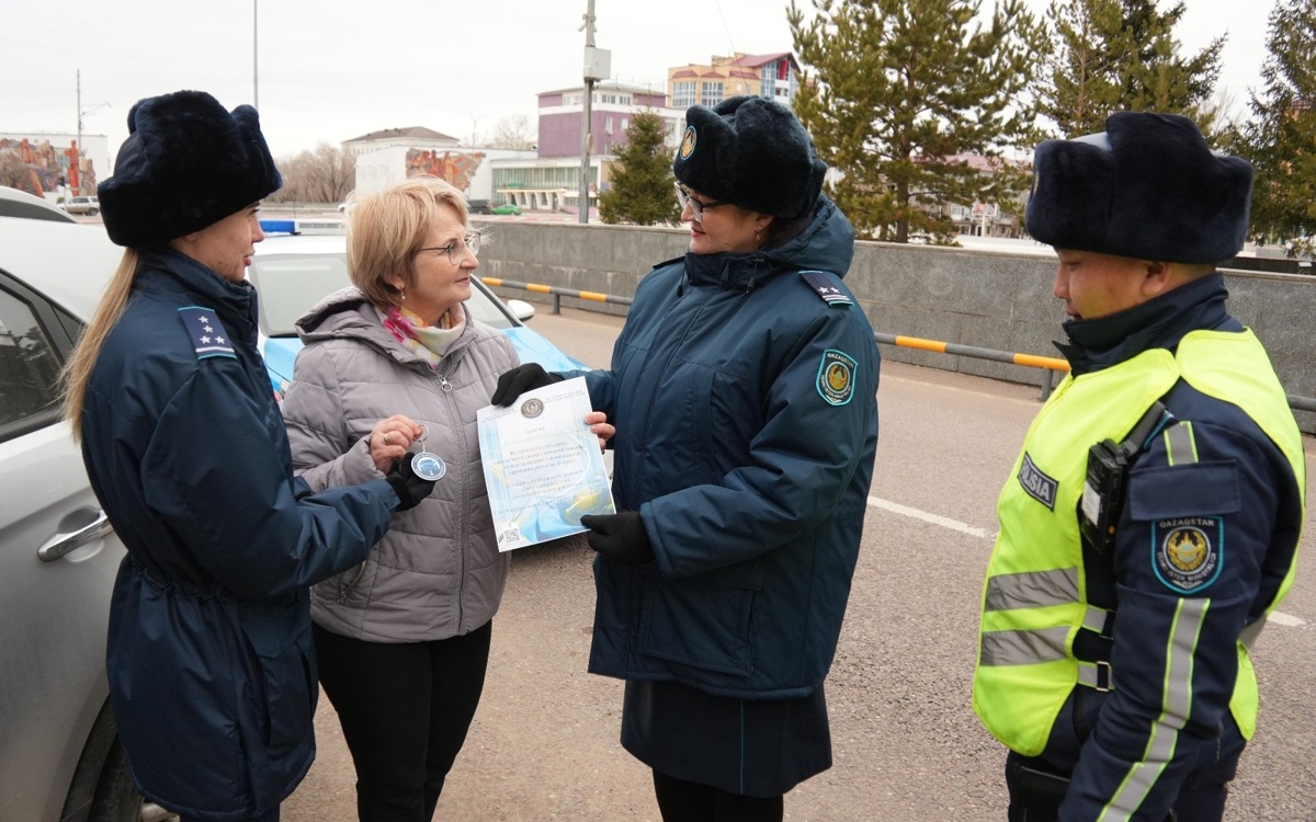 Образцовый водитель: карагандинка за 30 лет ни разу не нарушила ПДД