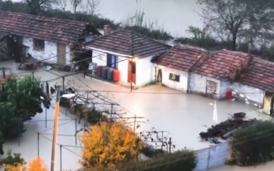 Наводнения на Балканах: в Албании погибла женщина, в Греции опасаются схода оползней