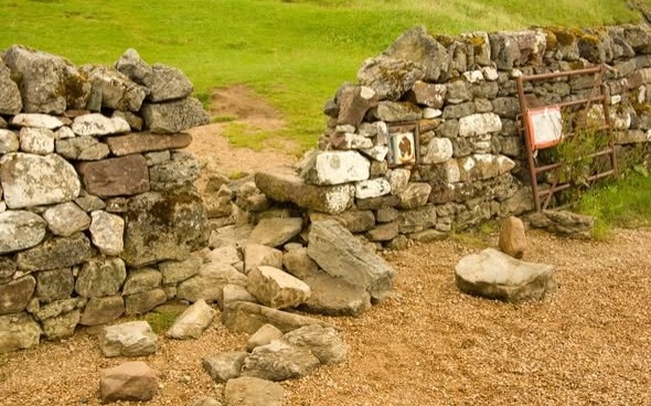 Туристы разобрали стену 500-летнего замка ради селфи в Шотландии