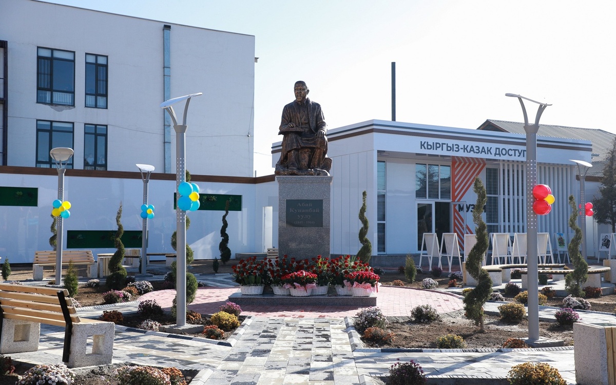 Улицу, памятник и музей Абая Кунанбаева открыли в кыргызском городе Ош