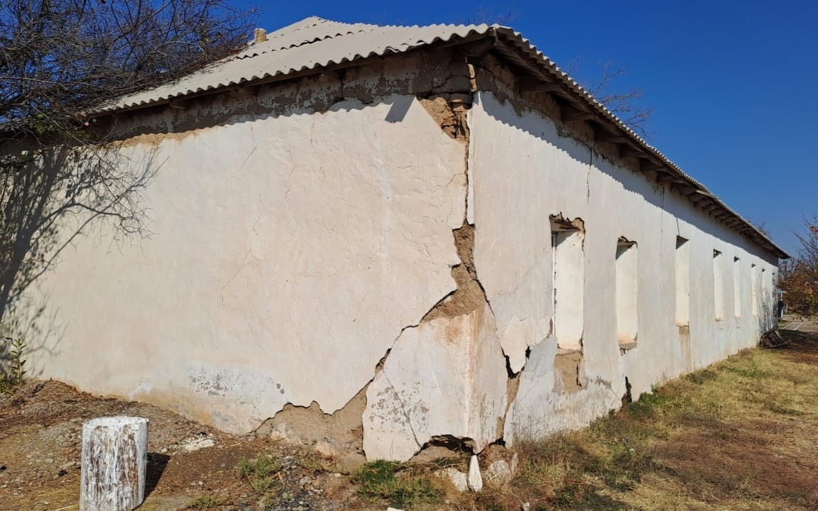 12 лет среди развалин: дети в Туркестанской области учатся в аварийной школе