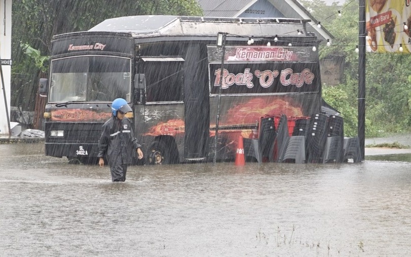 Число эвакуированных из-за наводнений в Малайзии превысило 18 тысяч человек
