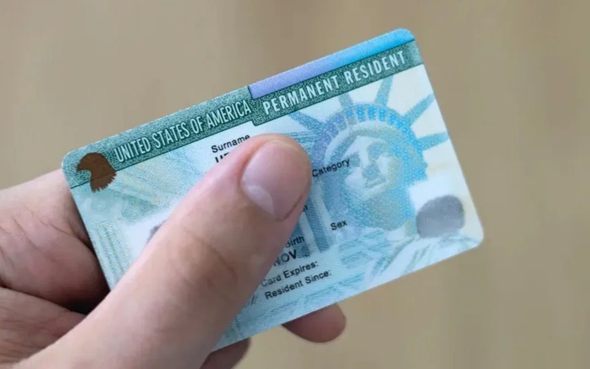 США начинают пересмотр дел обладателей грин-карт из 19 стран