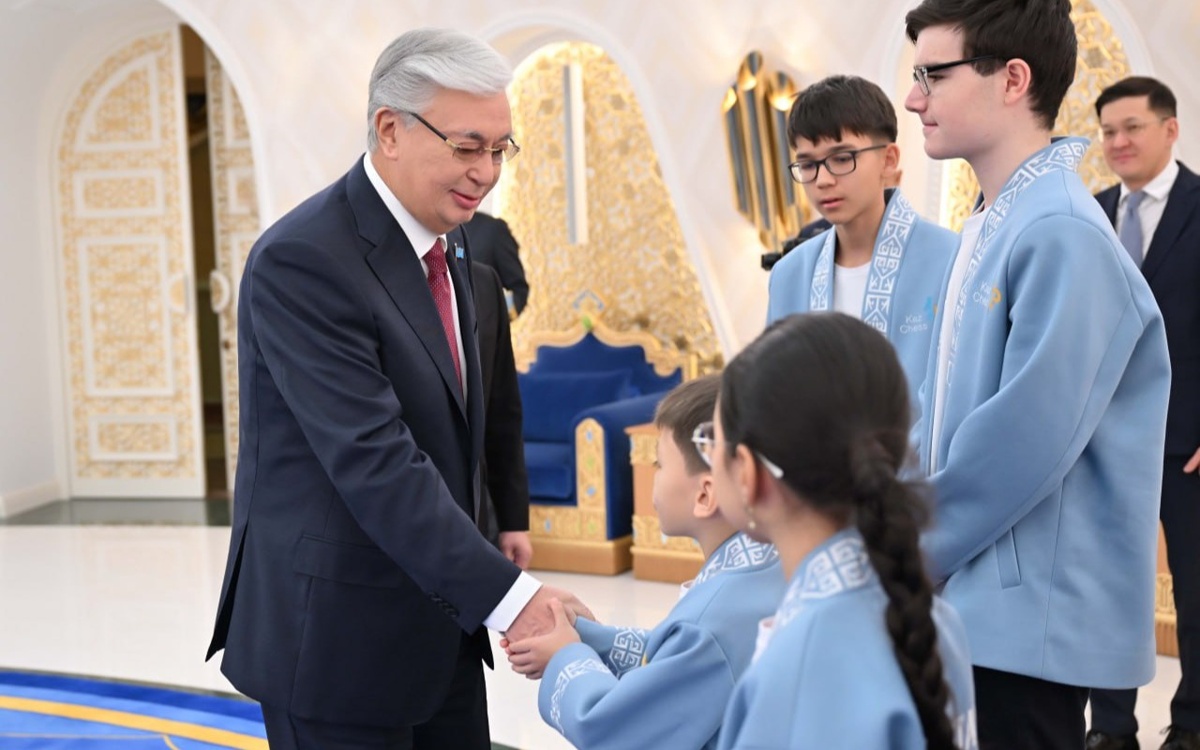 Президент встретился с юными призерами чемпионатов мира по шахматам