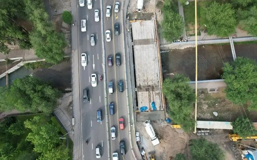 Затягивается третий год: когда закончат пешеходный мост через Есентай в Алматы