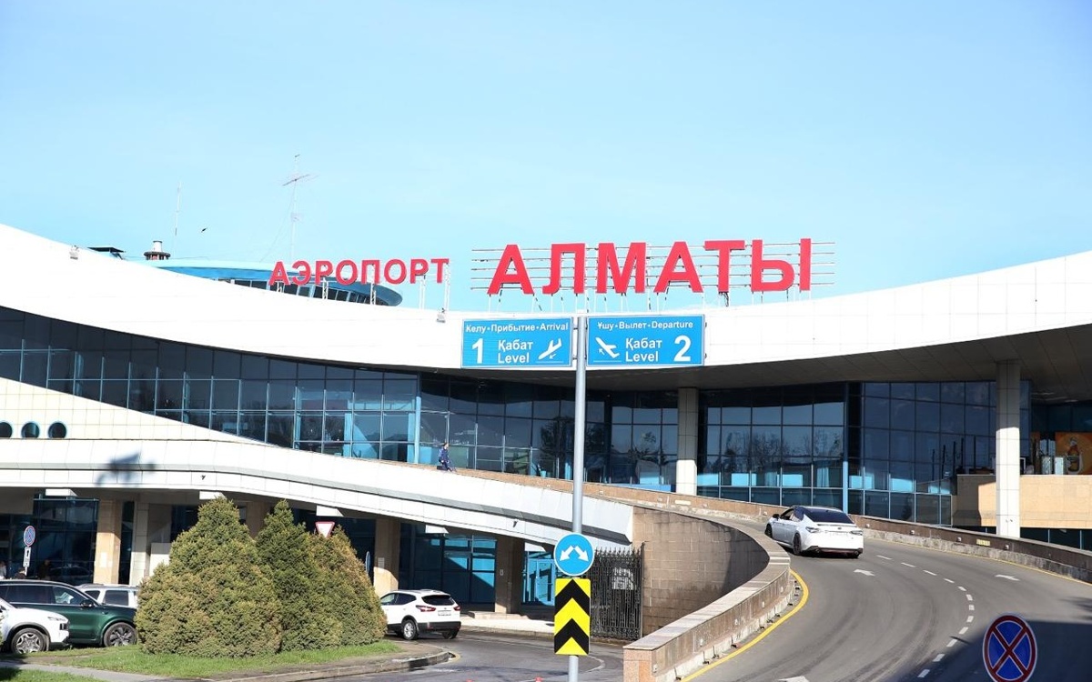 Автобусы снова будут заезжать на территорию аэропорта Алматы