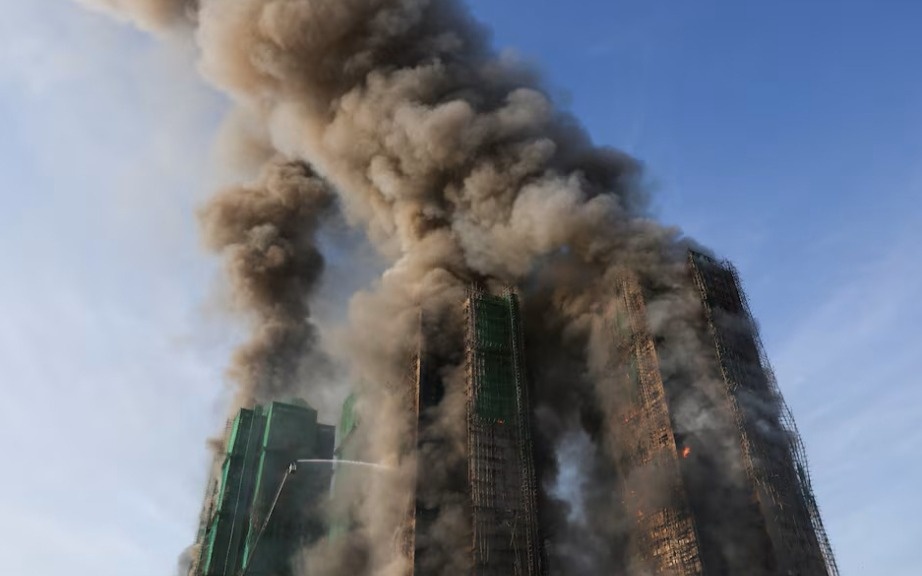 Семьи погибших при пожаре в Гонконге получат по $25,7 тысячи