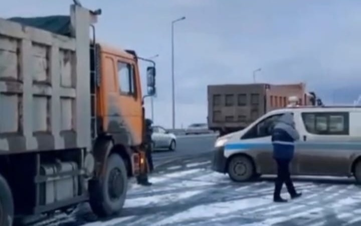 Водителя большегруза, едва не сбившего полицейского, задержали в Семее