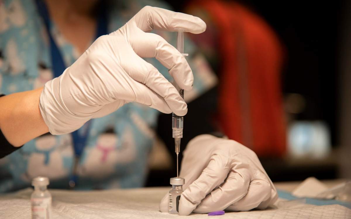 Прививку от COVID назвали вероятной причиной смерти 10 детей в США