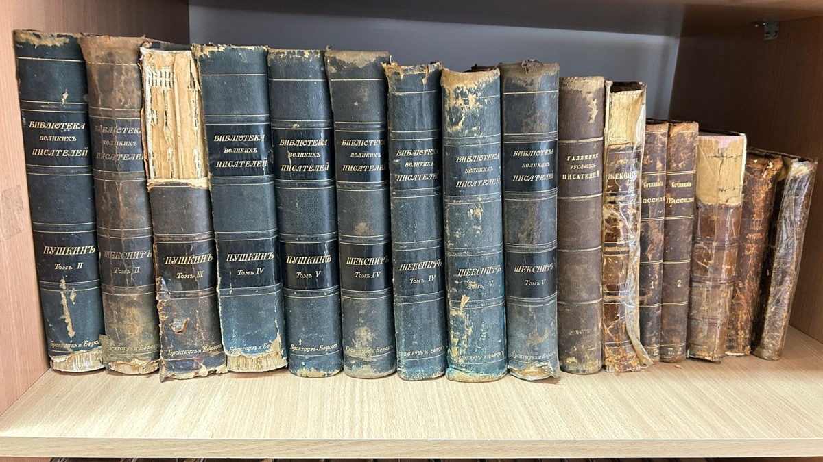 Столетие в переплете: как спасают редкие книги Актобе