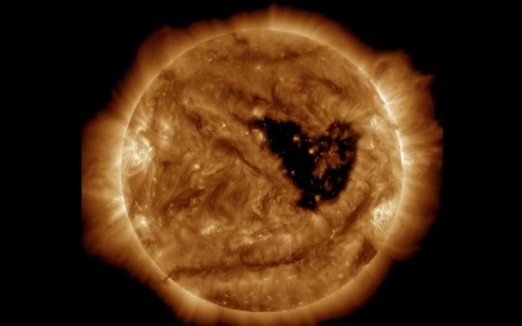 Одна из самых сильных вспышек за год произошла на Солнце