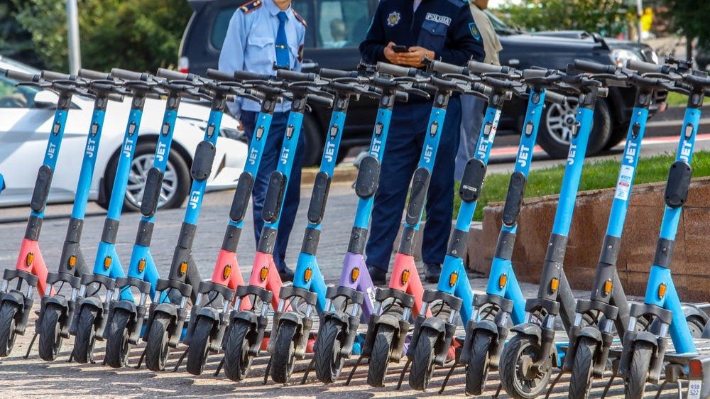 Пенсионера и учителя осудили за финпирамиду под видом проката самокатов в Актобе