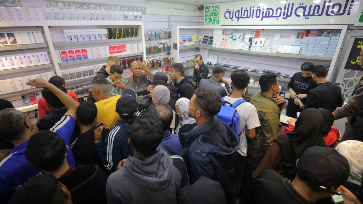 В Газу ввозят тысячи iPhone 17 — за гаджетами выстраиваются очереди