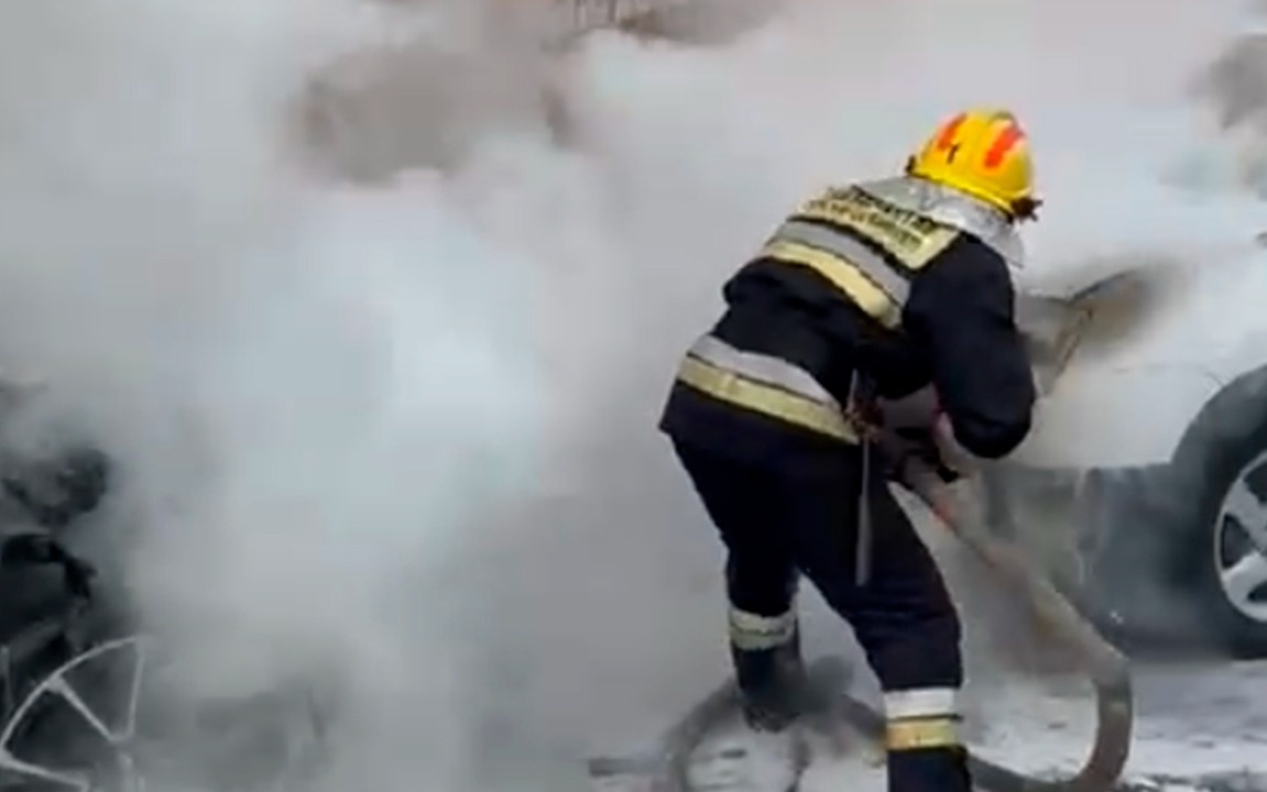 Два автомобиля сгорели у жилого дома в Алматы